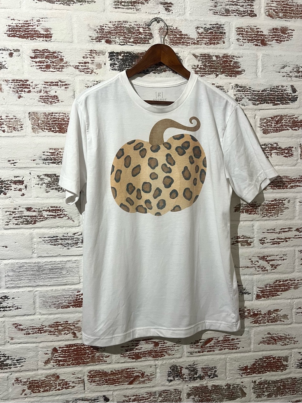 Leopard Print Pumpkin T-Shirt Size Medium White Fall Graphic Tee Autumn